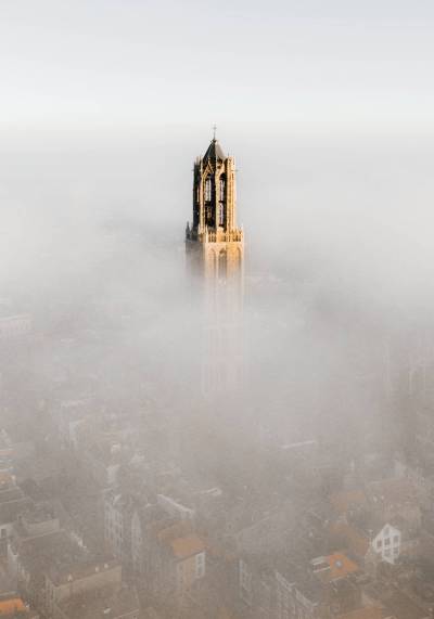 De Domtoren tijdens een mistige herfstochtend.