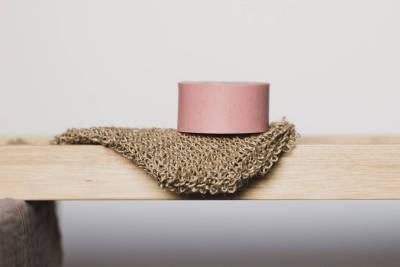 roze-natuurlijke-zeep-houten-plank-gebreid-doek-minimalistische-productfotografie_original
